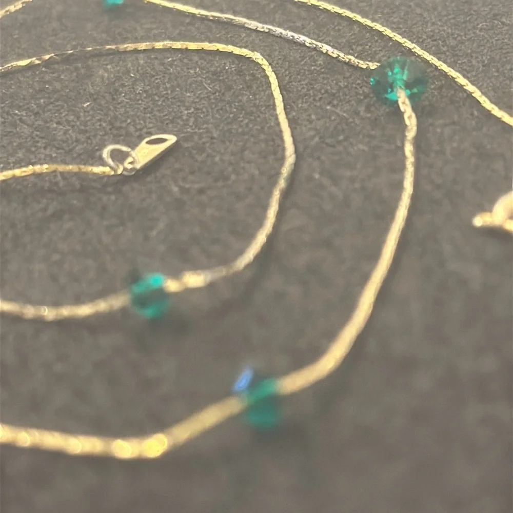 🛑🛑SOLD 🛑🛑Vintage Liquid Gold Necklace with Green Glass Crystals - Picture 12 of 17